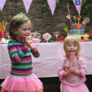 girls eating lollies
